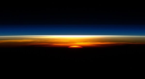 Восход солнца над Землей снятый с МКС астронавтом NASA Тимоти Копра