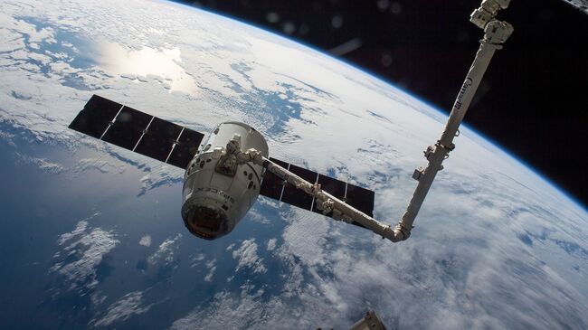 Пристыковка американского грузового корабля Dragon к МКС. 10 апреля 2016