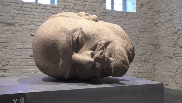 Гигантскую голову Ленина из гранита показали на выставке в Берлине