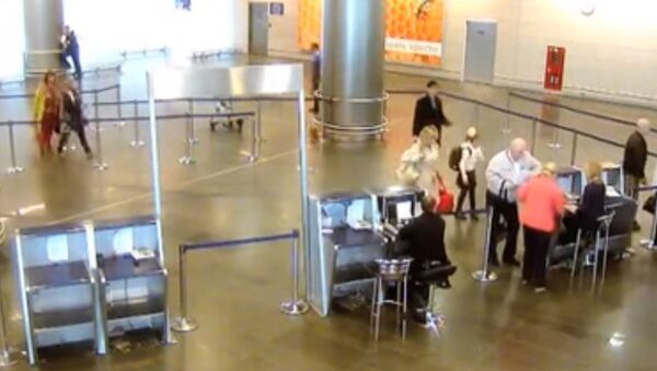 Камеры наблюдения сняли, как школьница попала в самолет без билета