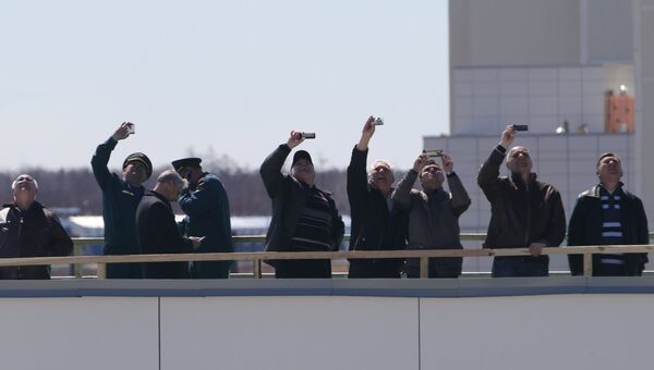 Зрители наблюдают за стартом ракеты-носителя Союз-2.1а