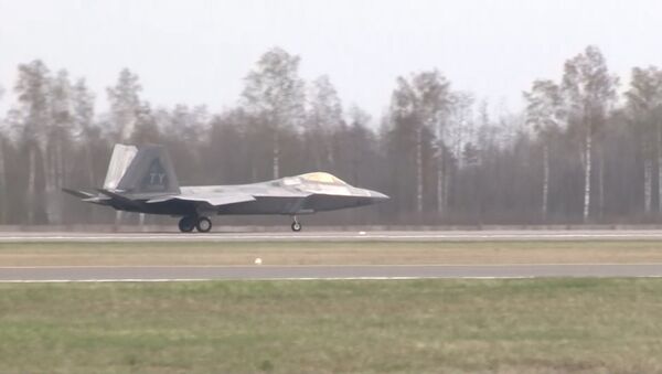 Прибытие истребителей США F-22 Raptor на авиабазу в Литве