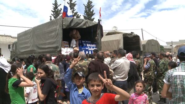 Российские военные раздали пакеты с продовольствием сирийцам в Хаме и Хомсе