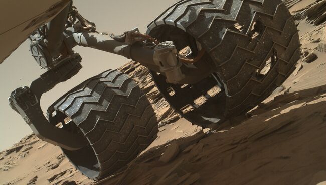 Колесо марсохода со следами повреждений