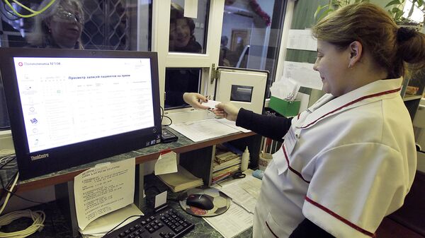 Работник регистратуры в одном из медучереждений Москвы