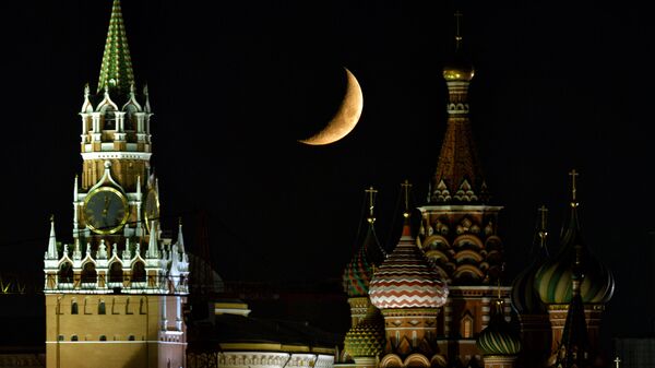 Луна над Московским Кремлем. Архивное фото