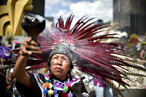 Женщина в национальном костюме во время митинга в Мексике
