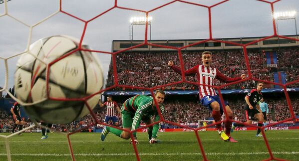 Игрок Атлетико забивает гол в ворота команды Баварии во время полуфинала Лиги Чемпионов УЕФА