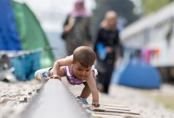 Ребенок в лагере для мигрантов и беженцеввозле греко-македонской границы близ села Идомени. 24 апреля 2016