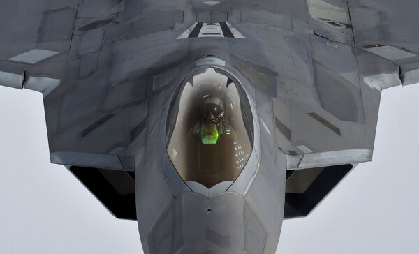 Пилот истребителя США F-22 Raptor во время дозаправки при полете в Великобританию. Апрель 2016