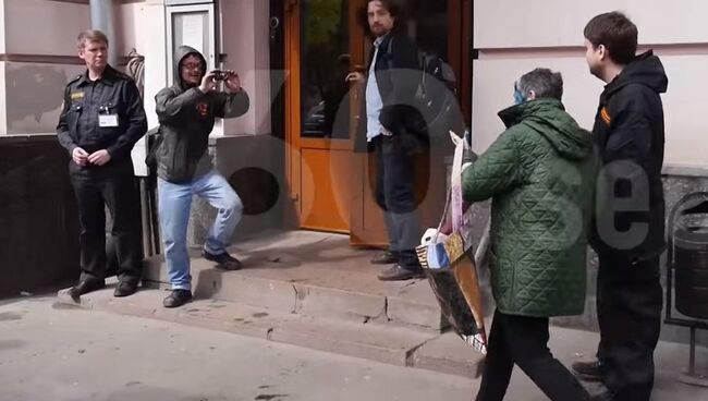 В интернете появилось видео с Улицкой, облитой зеленкой