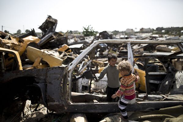 Палестинские дети играют на свалке автомобилей в секторе Газа. Апрель 2016