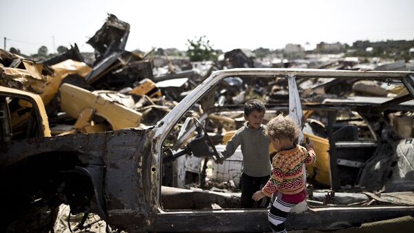 Палестинские дети играют на свалке автомобилей в секторе Газа. Архивное фото