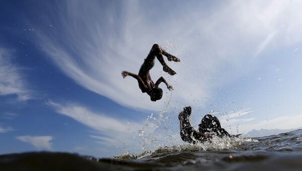 Дети в воде на пляже Рио-де-Жанейро