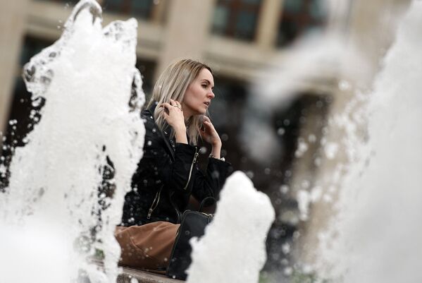 Девушка у фонтана на Манежной площади в Москве