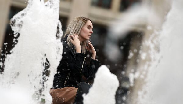 Девушка у фонтана на Манежной площади в Москве