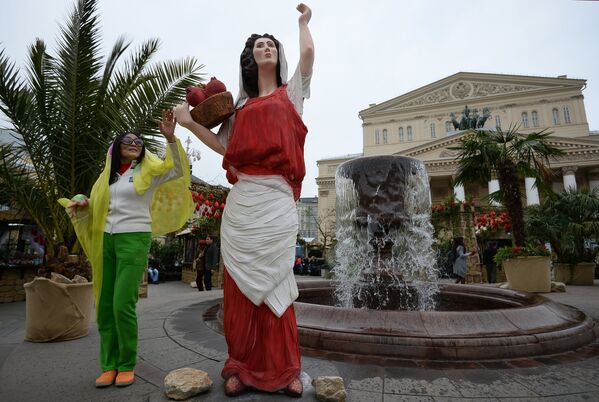 Женщина у фонтана на Театральной площади в Москве