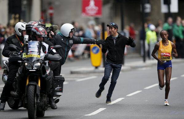 Служба безопасности ловит зрителя во время марафона в Лондоне. Апрель 2016