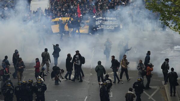 Столкновения с полицией протестующих против трудовой реформы в Париже, Франция. 28 апреля 2016