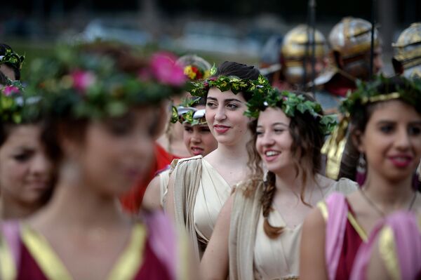 Женщины в костюмах древних римских весталок перед парадом в Риме. Апрель 2016
