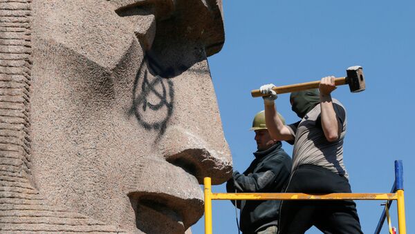 Активисты крайне правых и националистических группировок пытаются повредить памятник Чекистам в Киеве