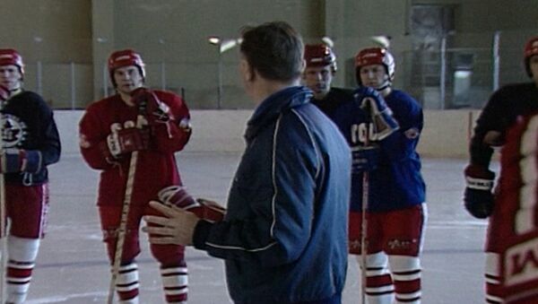 Тренировка советских хоккеистов перед чемпионатом мира 1989 года. Архив