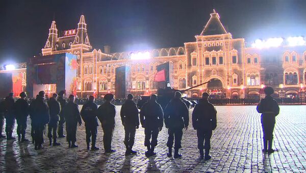 Торжественный марш и бронетехника – ночная репетиция парада Победы в Москве