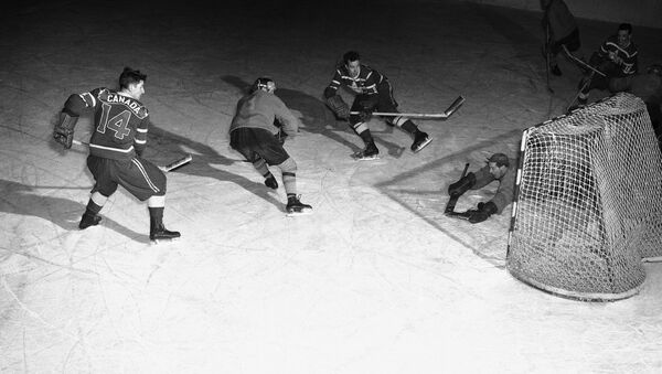Матч между сборными Канады и Швеции на Олимпийских играх в Осло, 1952 год. Архив