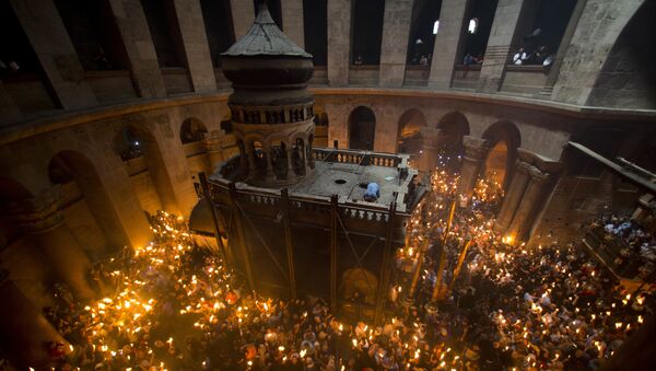 Церемония схождения Благодатного Огня в церкви Гроба Господня в Иерусалиме. 30 апреля 2016