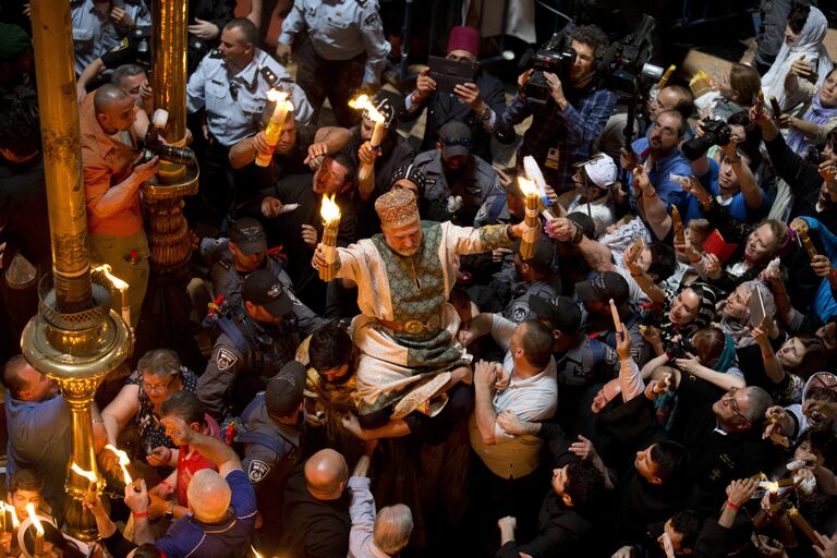 Паломники на церемонии схождения Благодатного Огня в церкви Гроба Господня в Иерусалиме. 30 апреля 2016