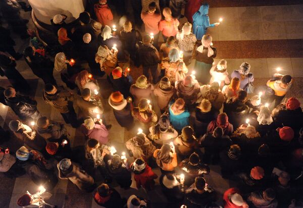 Верующие в пасхальную ночь у собора Казанской иконы Божьей Матери в Чите