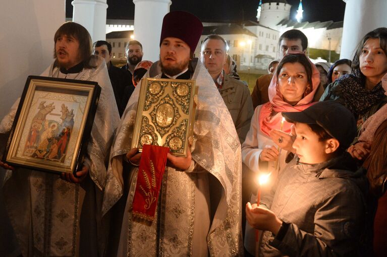 Священнослужители и прихожане во время крестного хода в пасхальную ночь у церкви Святой великомученицы Параскевы Пятницы в Казани