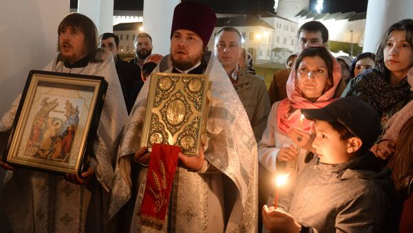 Священнослужители и прихожане во время крестного хода в пасхальную ночь у церкви Святой великомученицы Параскевы Пятницы в Казани
