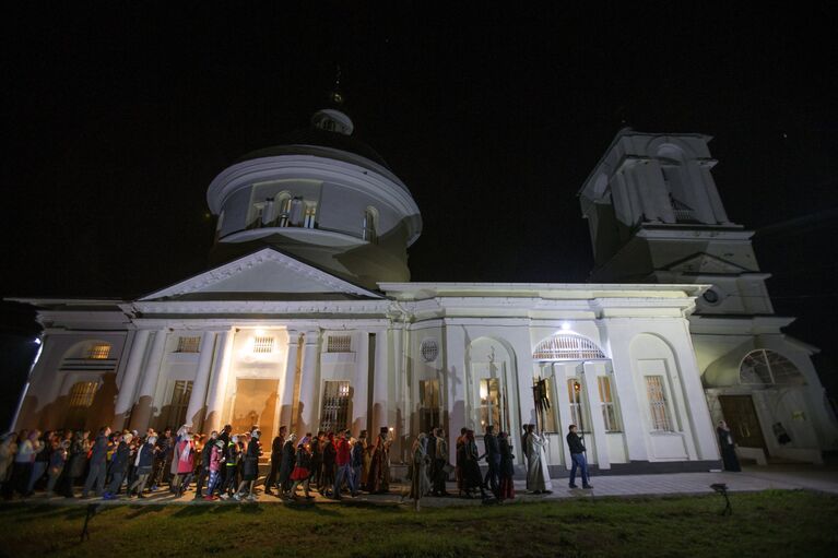 Крестный ход во время пасхальной службы в храме святителя Димитрия митрополита Ростовского чудотворца в селе Дмитриевское Тульской области