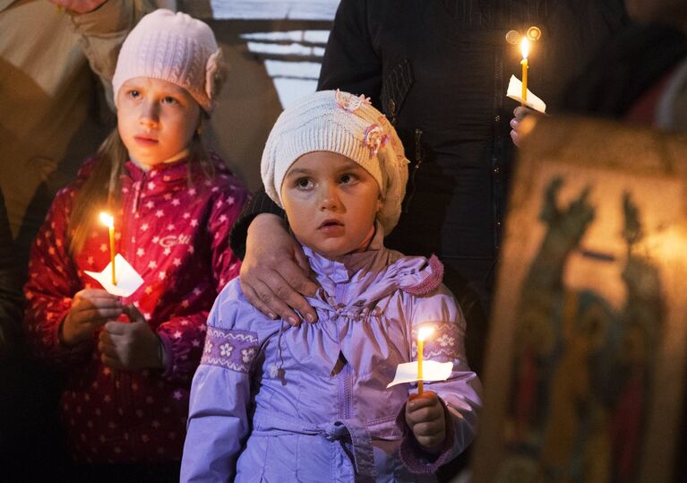 Дети во время пасхальной службы в храме святителя Димитрия митрополита Ростовского чудотворца в селе Дмитриевское Тульской области