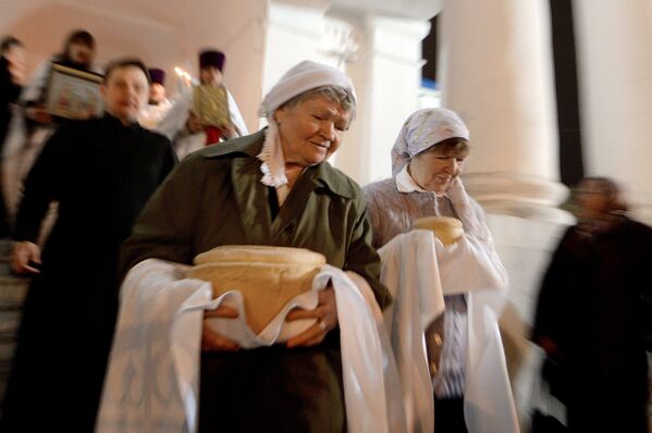 Прихожане во время пасхальной службы в церкви Святой великомученицы Параскевы Пятницы в Казани