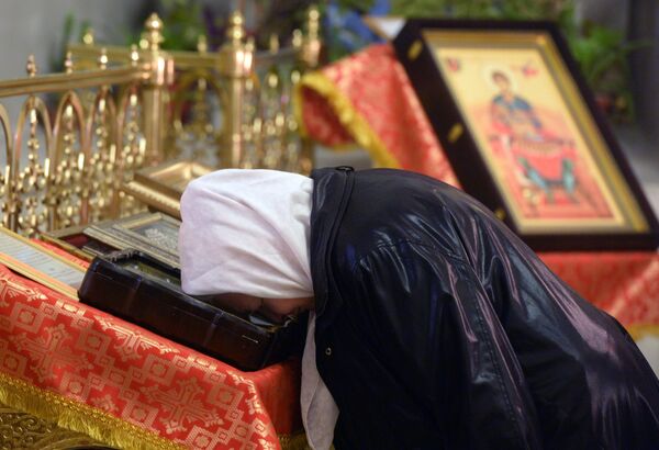 Прихожанка во время пасхальной службы в церкви Святой великомученицы Параскевы Пятницы в Казани