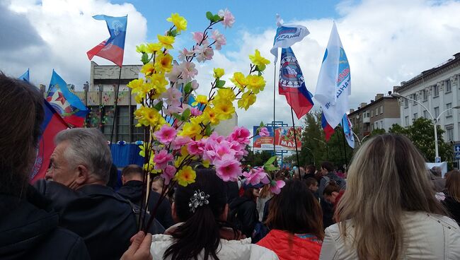 Реконструкция советской Первомайской демонстрации в Луганске. Архивное фото