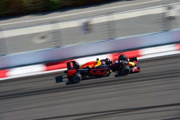 Гонщик команды Ред Булл Даниил Квят принимает участие в гонке на российском этапе чемпионата мира по кольцевым автогонкам в классе Формула-1