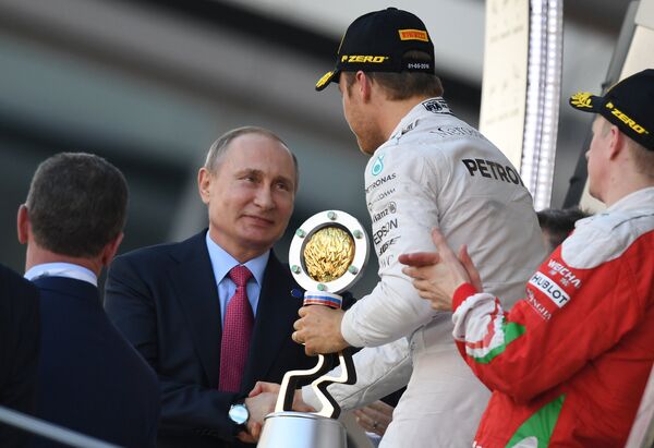 Президент России Владимир Путин на церемонии награждения победителя и призеров Гран-при России в автогонках класса Формула 1