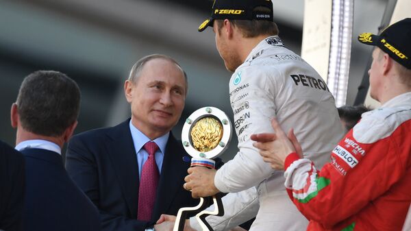 Президент России Владимир Путин на церемонии награждения победителя и призеров Гран-при России в автогонках класса Формула 1