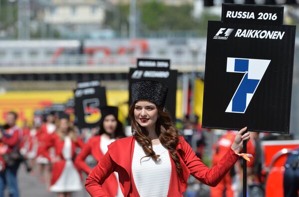 Девушки с табличками, показывающей место на трассе перед началом прогревочного круга перед стартом гонки на российском этапе чемпионата мира по кольцевым автогонкам в классе Формула-1