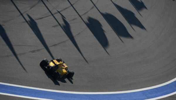 Гонщик команды Рено Джолион Палмер принимает участие в гонке на российском этапе чемпионата мира по кольцевым автогонкам в классе Формула-1