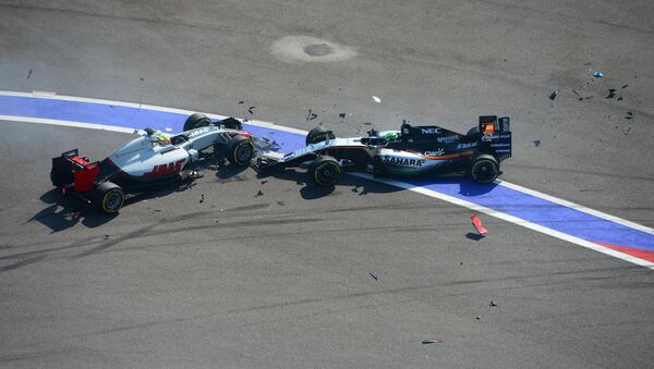 Гонщик команды Хаас Эстебан Гутьеррес и гонщик команды Форс Индия Нико Хюлькенберг во время столкновения в гонке на российском этапе чемпионата мира по кольцевым автогонкам в классе Формула-1