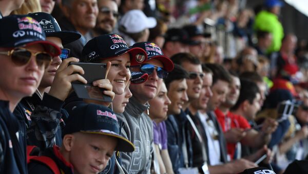 Болельщики гонщика команды Ред Булл Даниила Квята на трибуне во время гонки на российском этапе чемпионата мира по кольцевым автогонкам в классе Формула-1