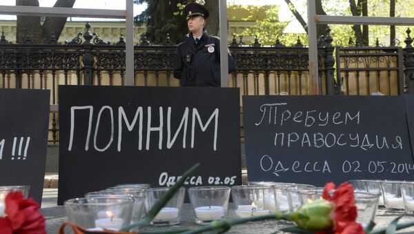 Сотрудник полиции у посольства Украины в Москве, где проходит акция в память о погибших при пожаре в одесском Доме профсоюзов