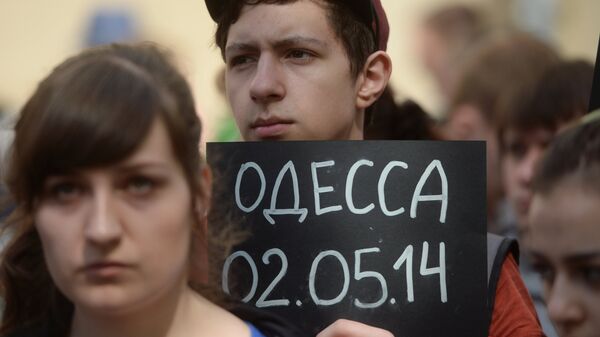 Участники акции в память о погибших при пожаре в одесском Доме профсоюзов у посольства Украины в Москве