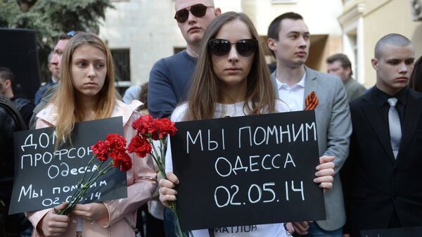 Участники акции в память о погибших при пожаре в одесском Доме профсоюзов у посольства Украины. Архивное фото