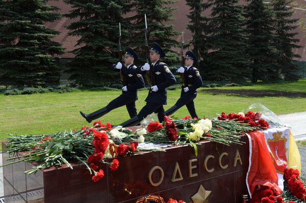 Военнослужащие роты почетного караула проходят мимо тумбы города Одессы у мемориала Могила Неизвестного Солдата в Александровском саду в Москве