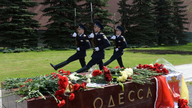 Военнослужащие роты почетного караула проходят мимо тумбы города Одессы у мемориала Могила Неизвестного Солдата в Александровском саду в Москве